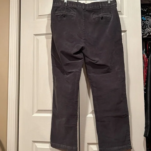Roundtree & Yorke - 36 x 32 Gray Straight Leg Corduroys.
In good condition - Picture 5 of 7